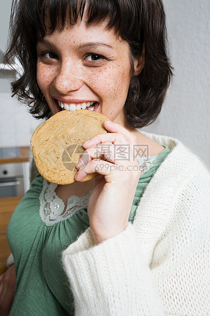 吃饼干的雀斑女人图片