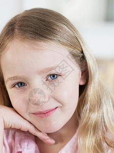 蓝眼睛金发女孩的肖像图片