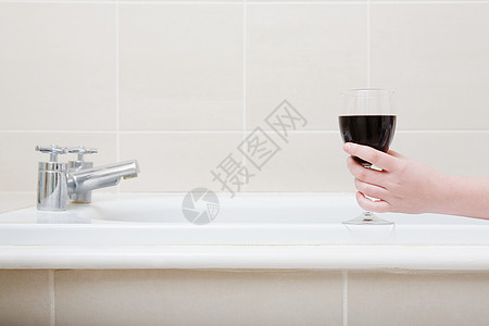 在浴缸里喝酒图片