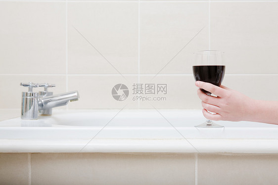 在浴缸里喝酒图片