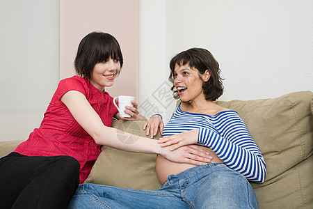 朋友摸孕妇肚子图片