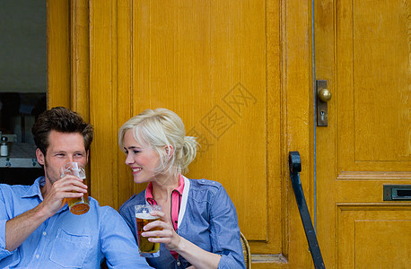 喝啤酒的情侣图片