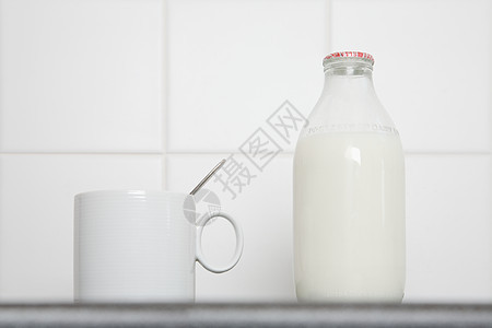 咖啡杯和牛奶背景图片