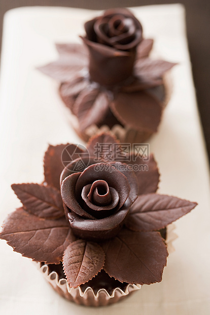 用巧克力玫瑰装饰的蛋糕图片