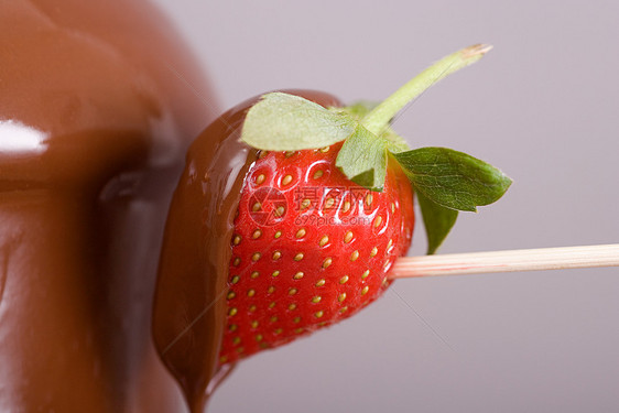 覆盖着巧克力的草莓图片