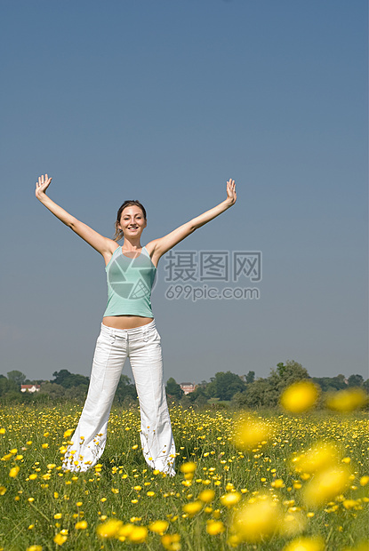 田里的年轻女子图片