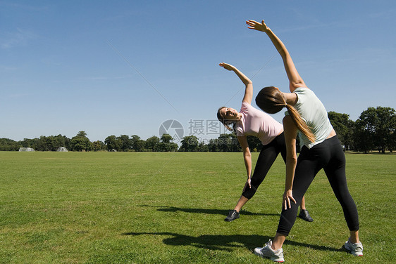 妇女在公园里运动图片