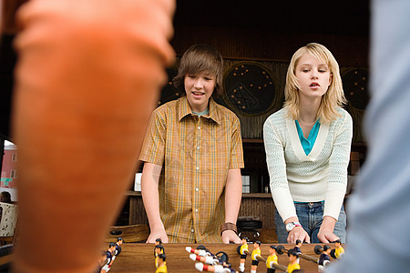四个玩桌球的青少年图片