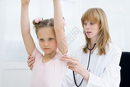 医生给小女孩做检查背景图片