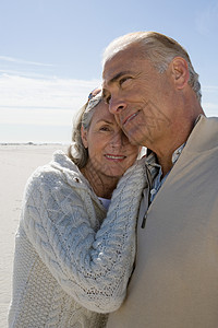 在海滩拥抱的老年夫妇图片