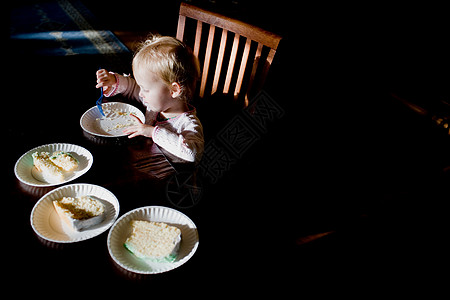 小孩坐蛋糕上小男孩吃生日蛋糕背景