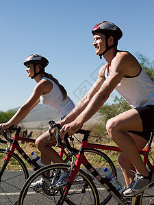 年轻夫妇在路上骑自行车图片