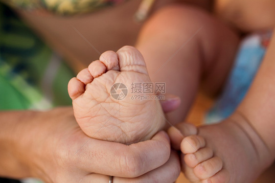 母亲摸孩子的脚，特写镜头图片