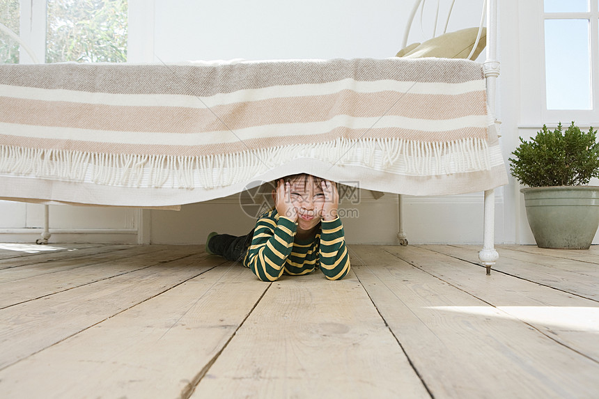 躲在床下的男孩