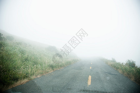 雾蒙蒙的道路图片