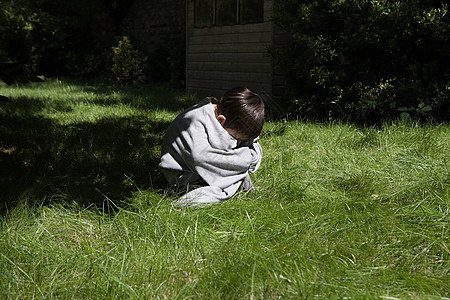蜷缩的男孩图片