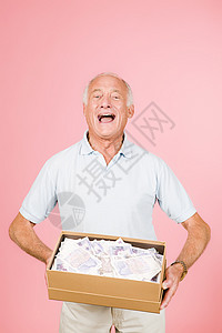 拿着一盒钞票的人图片