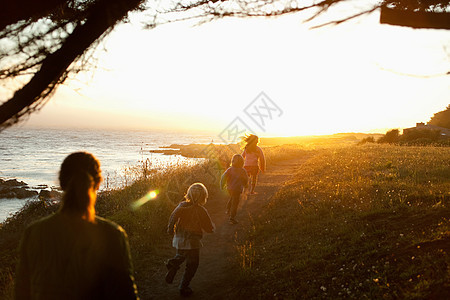 日落时分一家人在海边散步图片