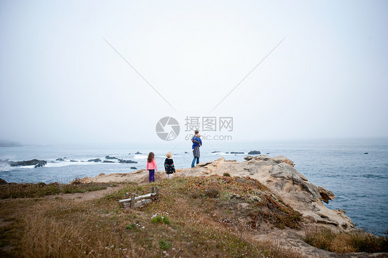 看海岸风景的家人图片