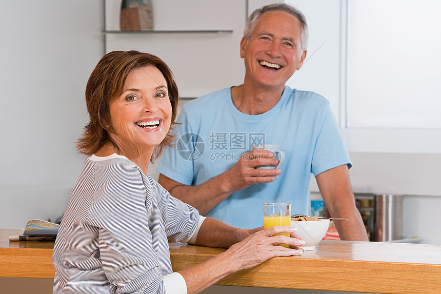 一对老年夫妇吃早餐的照片图片
