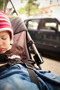 睡在婴儿车里的小男孩图片