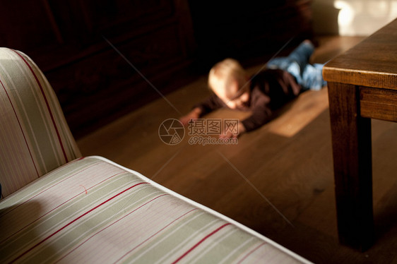 男孩躺在地板上图片