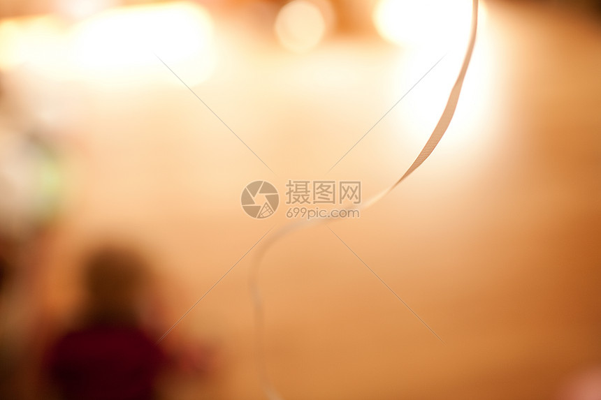 照片 外国人像 模糊背景 模糊的人影坐在地板上.