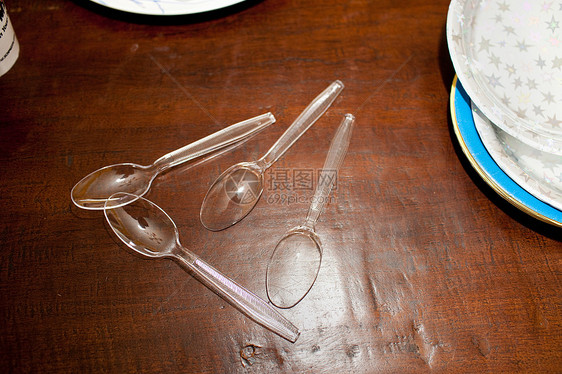 桌子上的塑料汤匙图片