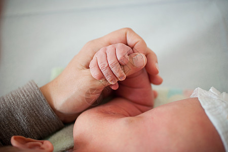 握着新生儿手的母亲图片