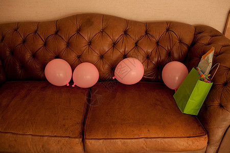 沙发上的粉红色气球图片