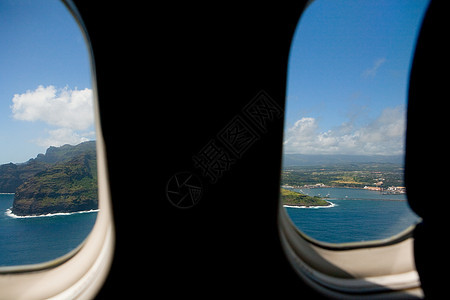 透过飞机窗口看热带岛屿图片