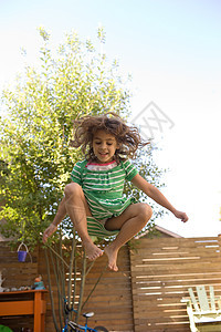 跳蹦床的小女孩图片