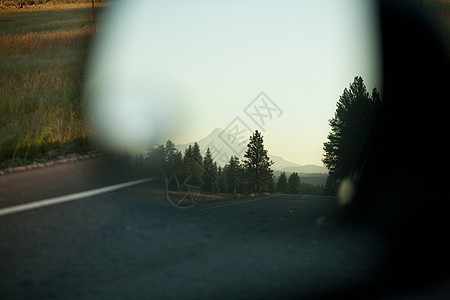 在俄勒冈州波特兰的汽车镜子里看到的胡德山图片