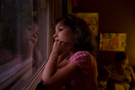 透过窗户看的年轻女孩图片