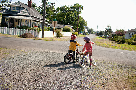 附近骑自行车的兄弟姐妹图片