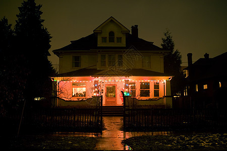 晚上家里的圣诞灯亮着图片