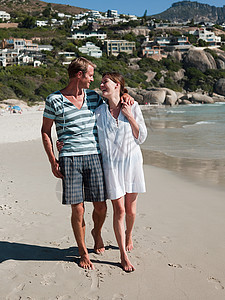 夫妇在海滩上散步图片