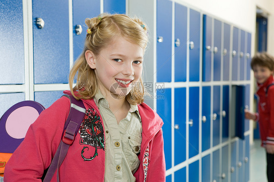 学校走廊里的女孩图片