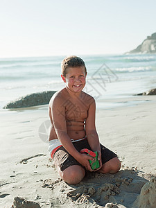 海滩上的男孩图片