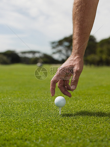 男子打高尔夫球，捡球图片