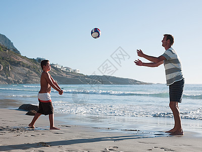 父子俩在海滩上打球图片