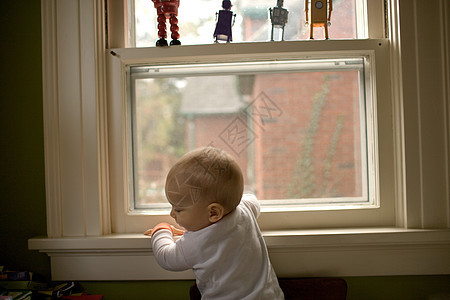 窗口的小男孩图片