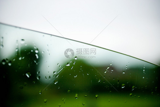 车窗上的雨滴图片