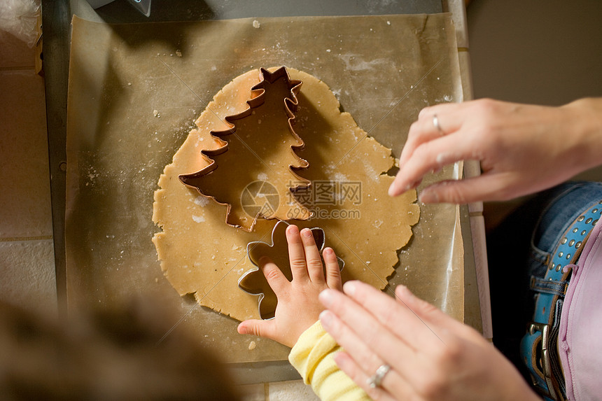 妈妈和女儿用饼干刀切面团图片