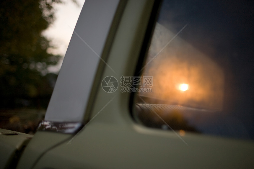 反射在车窗上的阳光图片