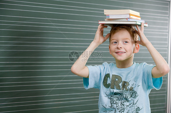 头上有书的男孩图片