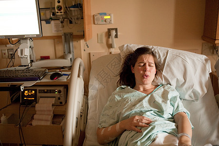 孕妇在病床上分娩图片