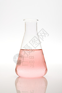容量瓶中的粉红色液体图片