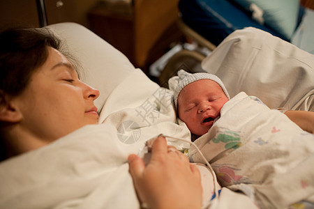 产妇和刚出生的男婴图片