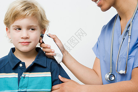 外国医生护士测量体温的男孩背景